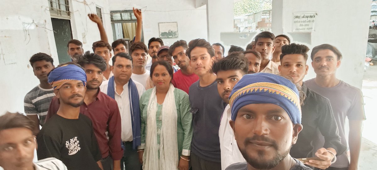 advkaptansahab's tweet photo. प्रदेश महासचिव @advkaptansahab के नेतृत्व में फरीदपुर CO का घेराव,
सैकड़ों कार्यकर्ताओं की मौजूदगी में दलित महिला के लिए FIR दर्ज करवाई गई।
जब संगठन जगता है, तो सिस्टम भी हिलता है!
#BhimArmy #VikashBabuAdvocate #DalitLivesMatter
@Drkuldeepbhargv https://t.co/Rs4kV18s2v