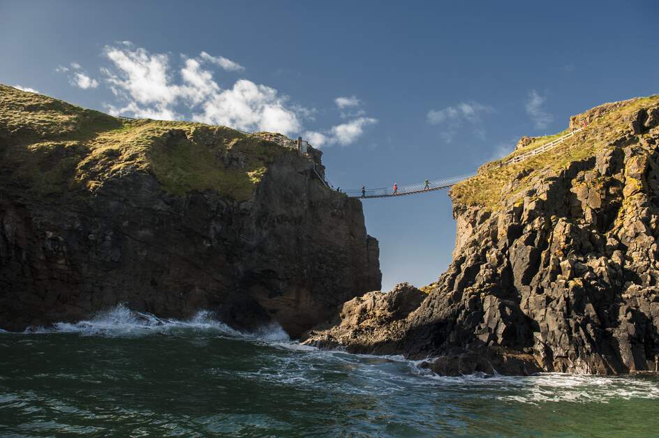 Saresti in grado di attraversare questo ponte di corda sospeso sull'Atlantico con le onde che si infrangono sotto i tuoi piedi? 😳🌊
  
📍Carrick-a-Rede, contea di Antrim