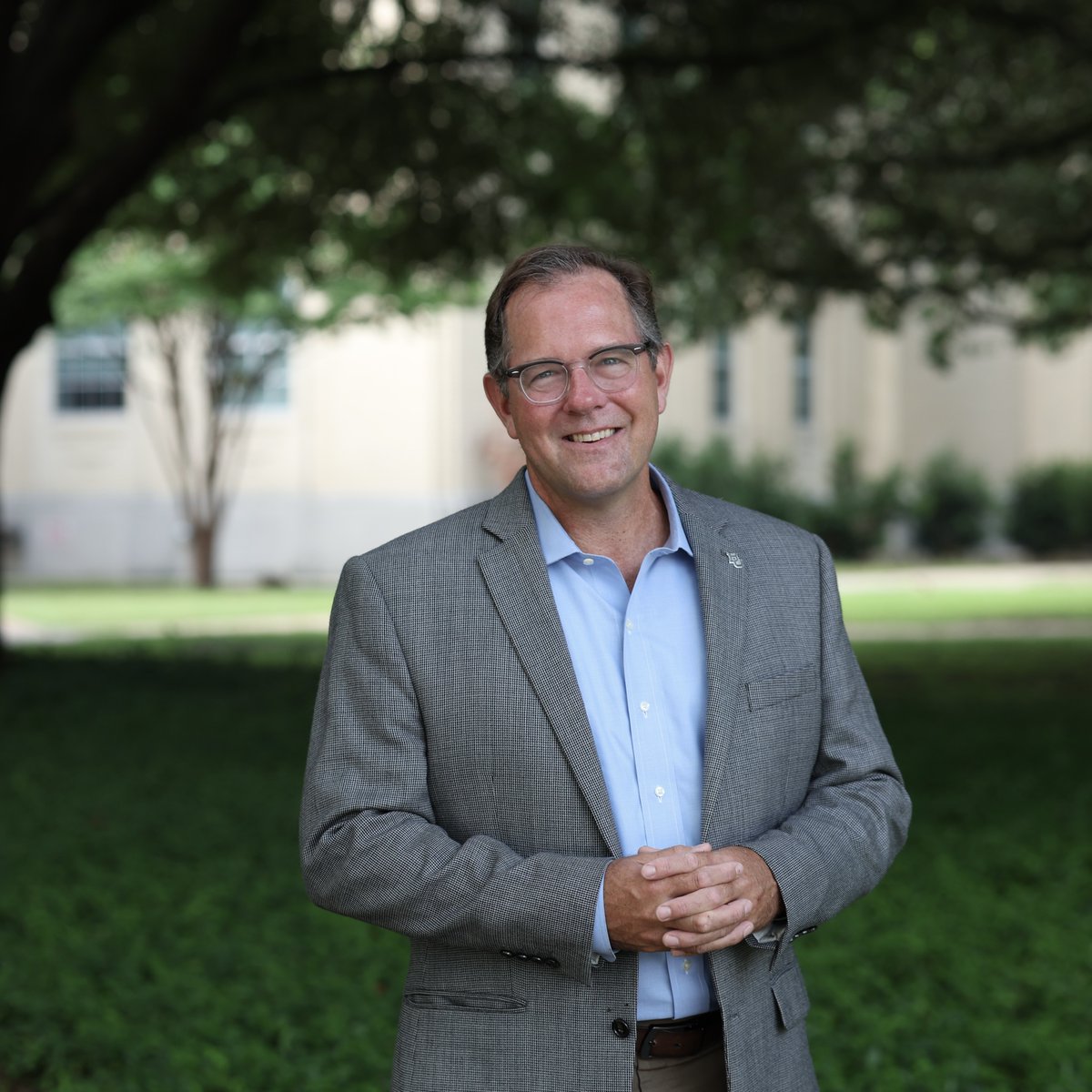 Baylor's new University Chaplain is ... 
Dr. Charles Ramsey (BA '97, MA '00)!

The former Baptist Student Ministries director &amp; current associate chaplain will begin as Dean of Spiritual Life on June 9, succeeding Dr. Burt Burleson upon his retirement: bit.ly/4dHTUPr