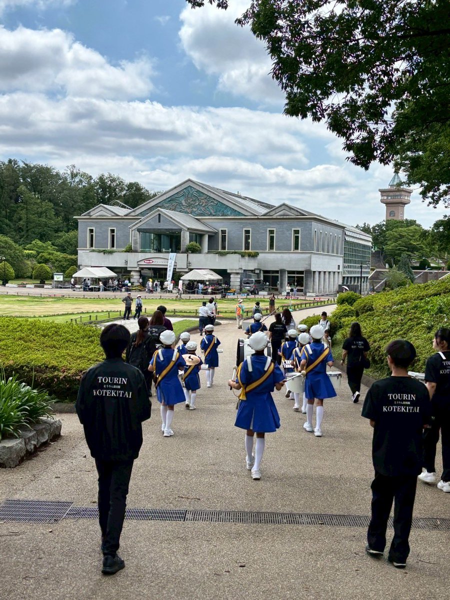 tourin_koteki's tweet photo. 6/1(日)相模原公園で【しょうぶ祭り】に出演しました！
トラブルや怪我もなく無事に終了しました^_^
公園のスタッフさん、相鼓鼓連本部の皆様子供達の安全を1番に考えていただきありがとうございました😊

#相模原公園
#相模原市少年鼓笛バンド連盟
#とうりん鼓笛隊 https://t.co/lUDcdrj0js