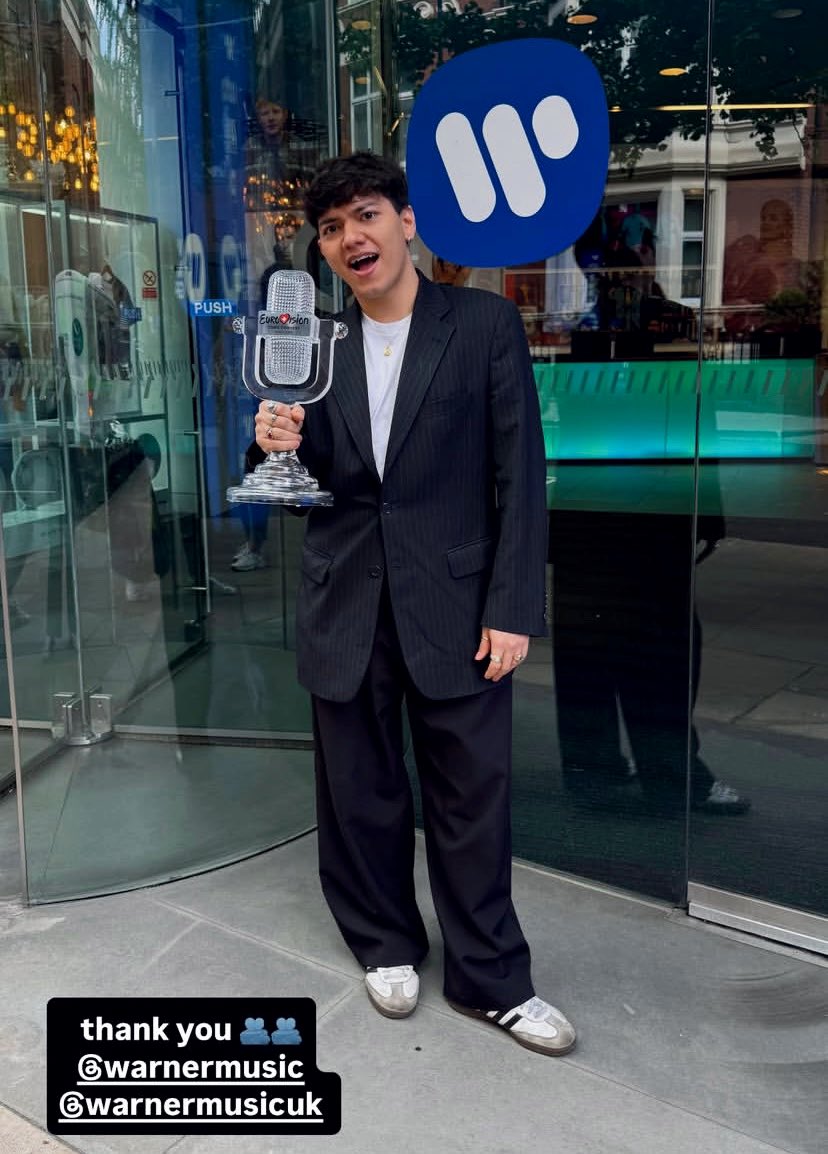 🇦🇹| JJ, Londra’daki Warner Music Binası Önünde Eurovision Kupasıyla Poz Verdi!
