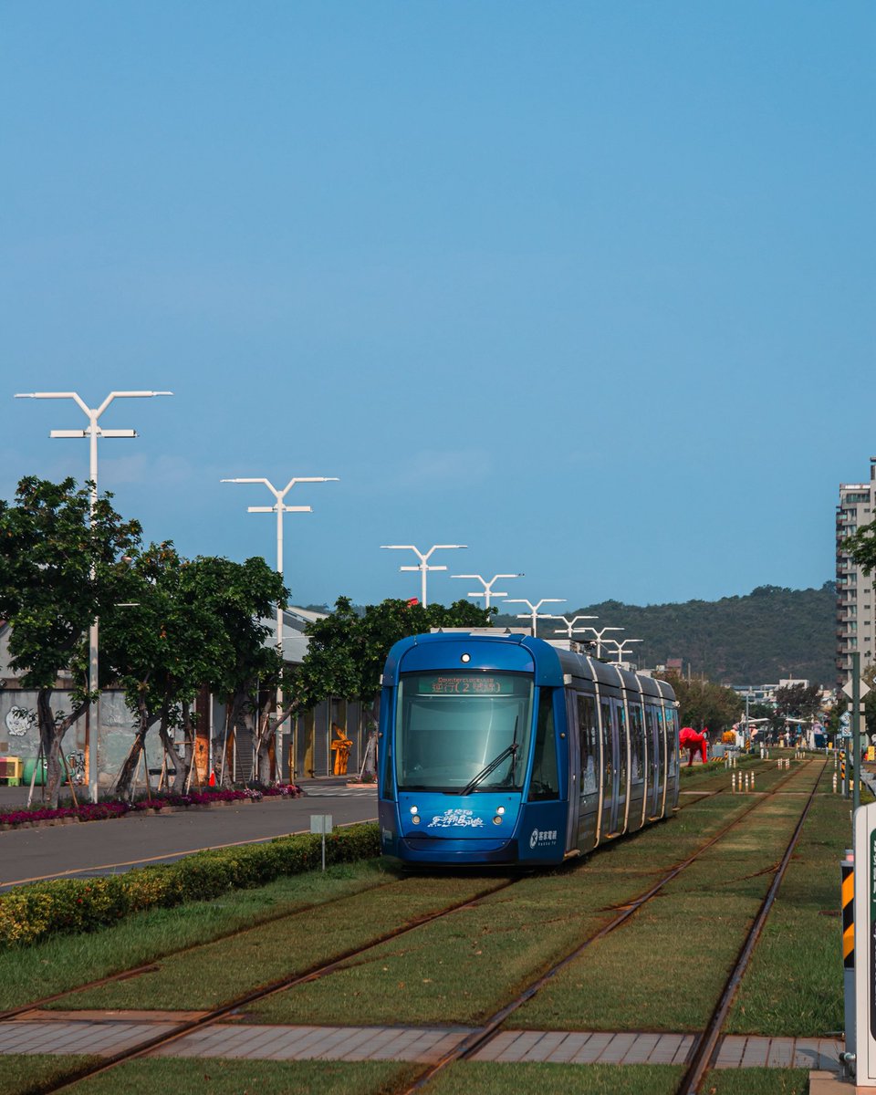 My_AirLife's tweet photo. 高雄城市裡的 龍貓公車
#myairlife #空氣人生 #airIG #streetart #photography #travelphotography #photooftheday #picoftheday #photo #instatravel #streetart #travelblogger #streetstyle #streetphotography #traveling #台灣 #kaohsiung #街拍 #旅遊 #旅遊攝影 #高雄 #旗津 #輕軌 https://t.co/0dBSUnvF9o