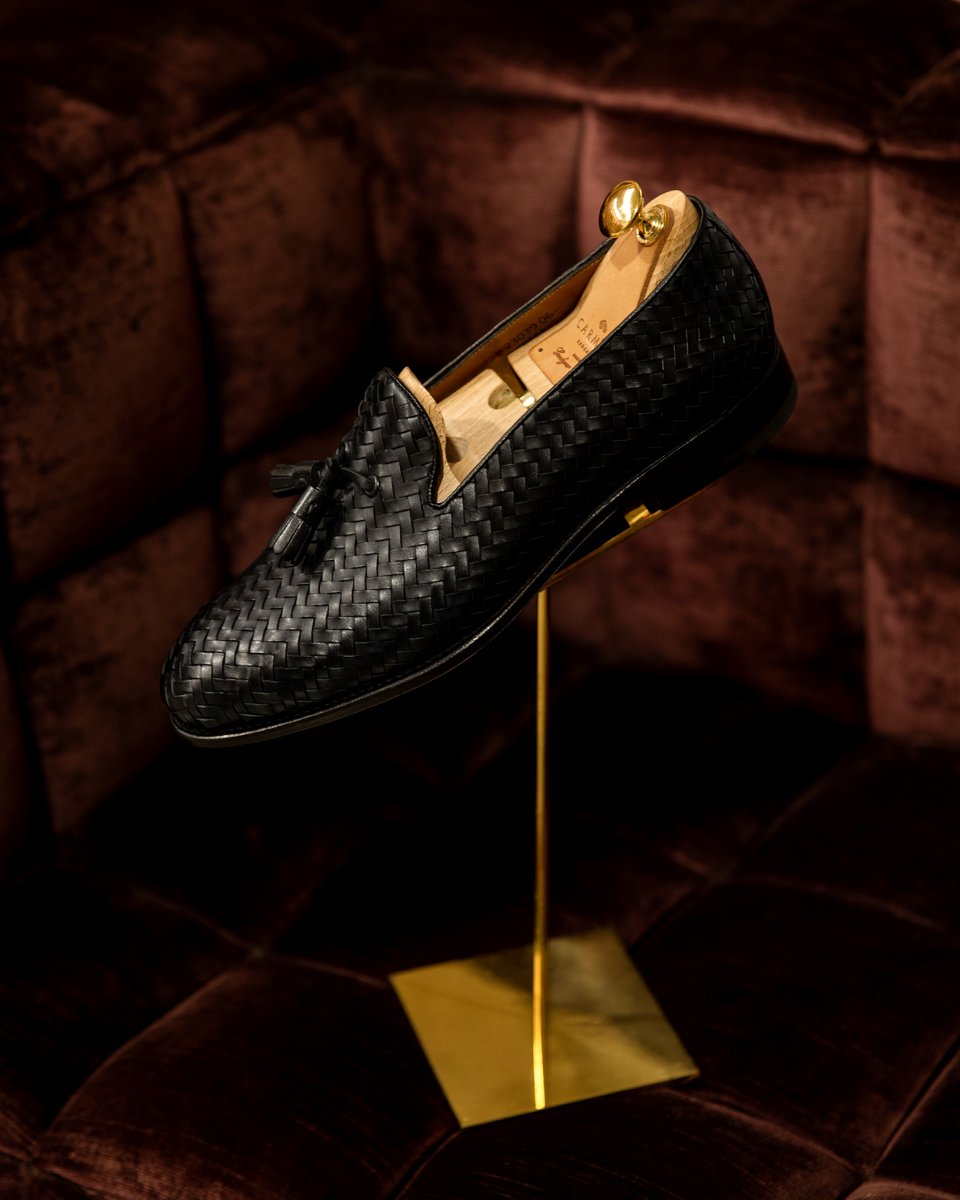 carminashoemake's tweet image. Braided leather, defined craftsmanship. Our slippers bring texture, structure, and style to warm-weather dressing.

#CarminaShoemaker #BraidedLeather #MensStyleEssentials #SummerShoes #HandcraftedFootwear #LeatherSlippers #ArtisanShoes #MenswearDetails carminashoemaker.com/es/en/tassel-l…