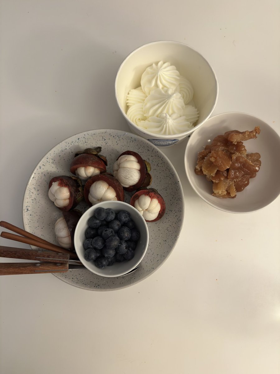 오늘저녁밥
마트에서 회 사다가 
오이와 미나리 양파 썰어넣고
날치알과 깨 참기름 
회에 붙여주는 초장 넣어 회무침 했다
김싸먹으니 넘맛
후식으로 요거트아이스크림
망고스틴 블루베리
장인약과