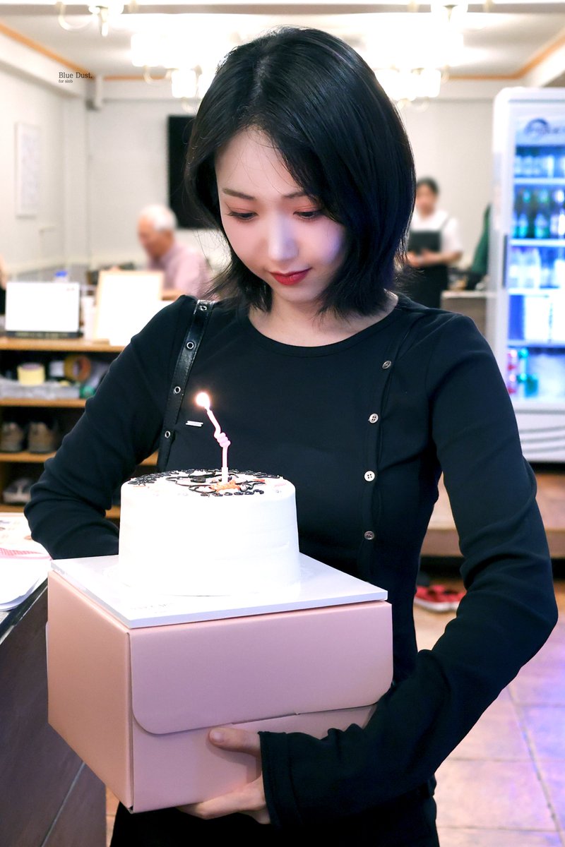 bluedust_sb's tweet photo. 🩵HAPPY SINB DAY🩵
#여름의_시작을_신비롭게
#HappyHWANGSINBday
#비비지 #VIVIZ #신비 #SINB https://t.co/Vc5Cor3mBv