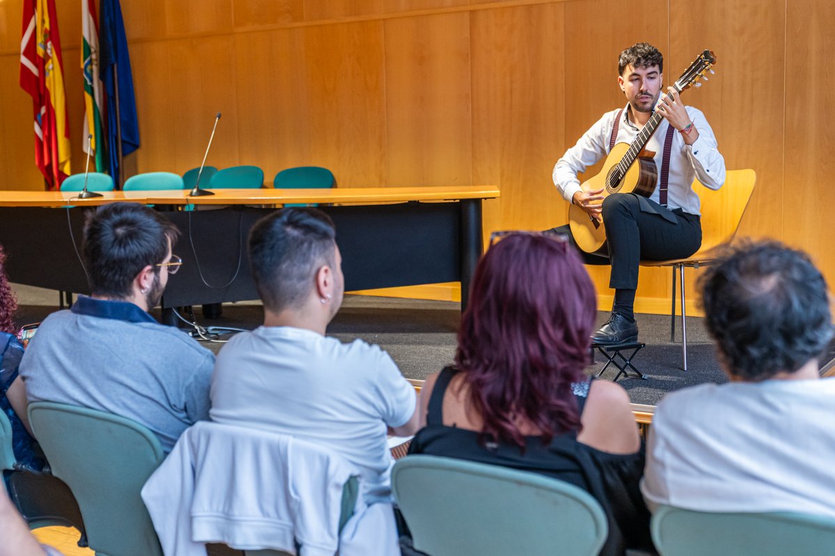 🎵 El guitarrista clásico Eduardo Manuel Jiménez Cordón ofreció el pasado viernes un recital en la Sala de Grados del Edificio Quintiliano. 
Aquí tienes todas las imágenes👇