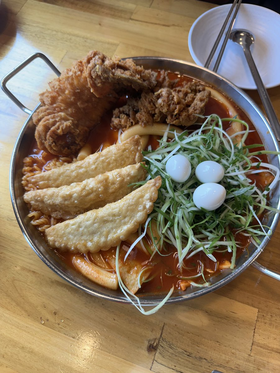 อยู่ในเกาหลีใต้ ที่มีอาหารจานโปรด คนดี ทีมงานน่ารัก เลยมีโอกาสพาทุกคนไปลองสัมผัสประสบการณ์ผ่านรสชาติที่เคยได้พบในนัมยางจู ทุกคนติดใจมาก เดี๋ยวไว้พามากินอีก ๆ