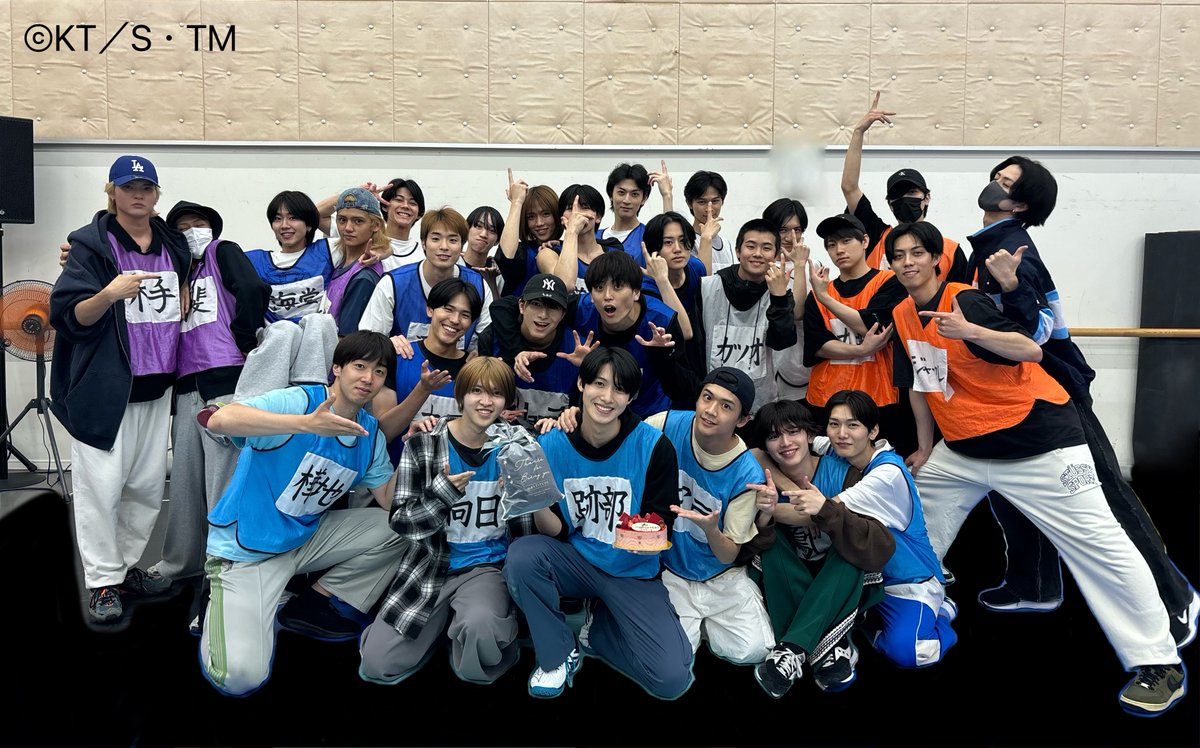 TennimuNews's tweet photo. 【#テニミュ 稽古場より】
日付をまたいでしまいましたが、昨日6月2日は跡部役 石川くんのお誕生日でした！！🎂
稽古場にいたみなさんでお祝いをした写真と、嬉しそうな石川くんの写真をお届けします📷📷📷
石川くん、Happy Birthday！！🎉🎉🎉 https://t.co/OpIpkcDeGj