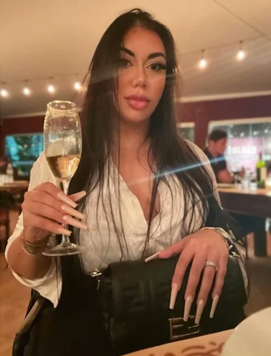 "Ivana Capialbi"

Porque la señalan como la nueva pareja de Alex Caniggia.