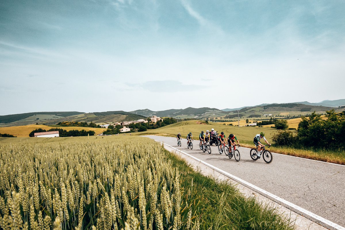 EuskadiFund's tweet photo. ♥ Nafarroa ze polita zaren 😍 eta zein beroa 🥵
🚲 Lau egunetan Nafarroa zeharkatzen izan gara puntatik puntara. Etapa guztietan jasandako beroak gure aurka egin du eta ezin izan gara lehian izan.
#VN25 📸 Naike https://t.co/EYMtFXBhMt