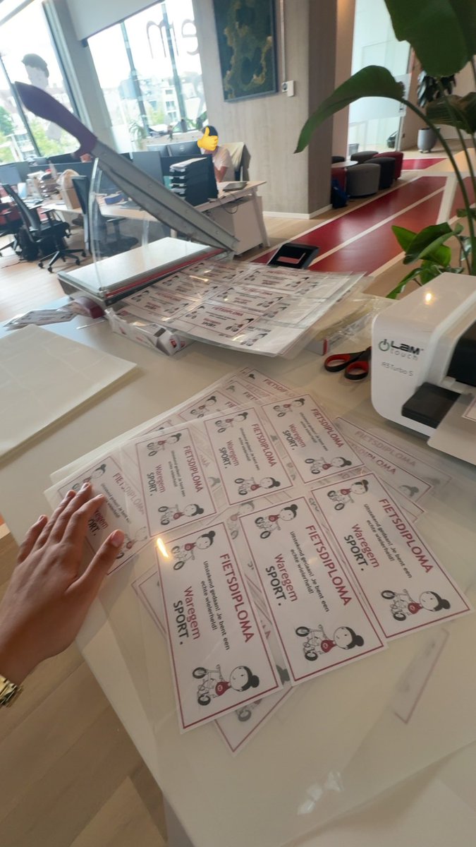 Dus ik ga op stage en ze geven mij 4 uren ✨LAMINEREN✨ en knippen 💔