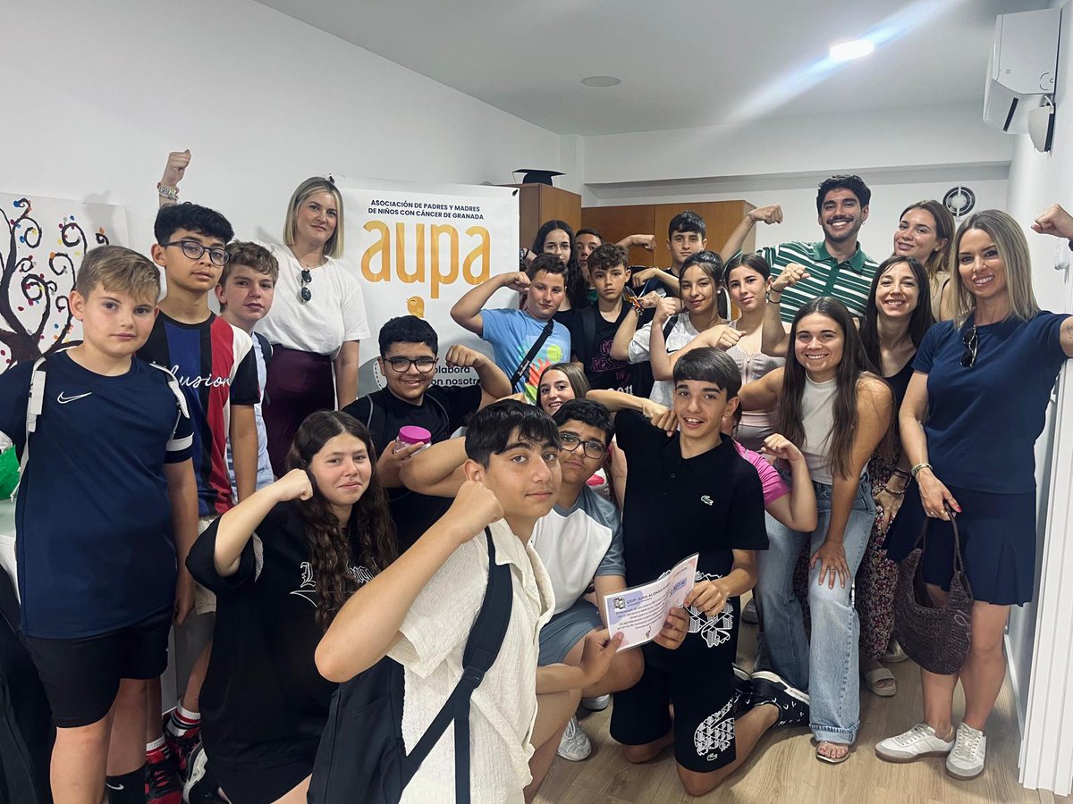 ➡Visita de los chicos/as del CEIP Juan Alonso Rivas (Colomeras, Granada). ¡Menuda sorpresa!.
El alumnado de secundaria nos ha hecho entrega hoy de su donativo (420 euros)!!🫂💛@aytocolomera
Mil gracias a todos /as los que participásteis en esta iniciativa soliadaria🥰
