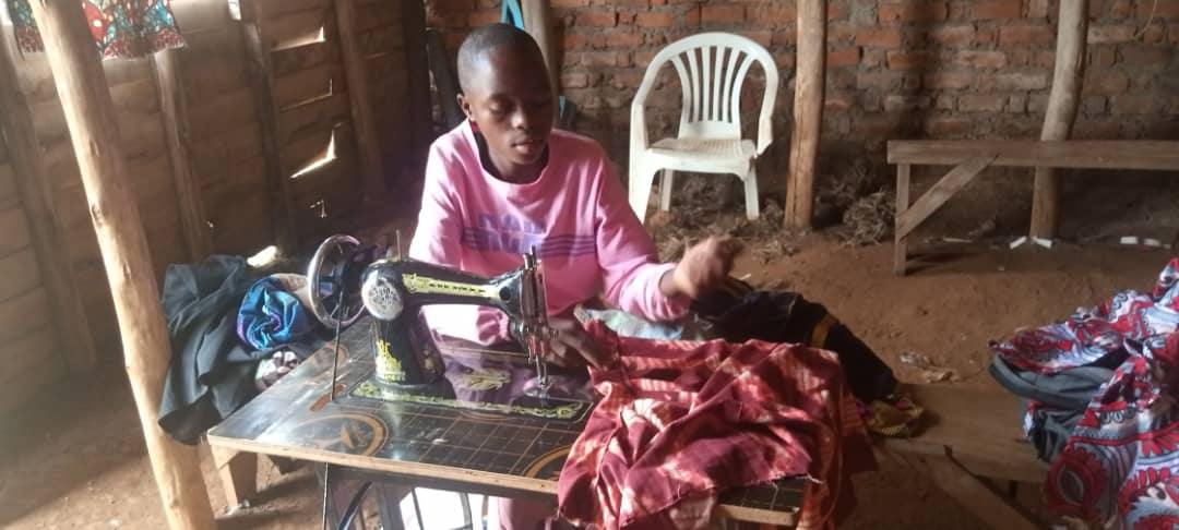 Dimrcongo's tweet image. Nous poursuivons nos formations de coupe et couture même dans les moments de diffuculté. Les jeunes filles dejà mère n'ont qu'une option d'apprendre une competence engine d'être capable de subvenir dans les situations même difficiles