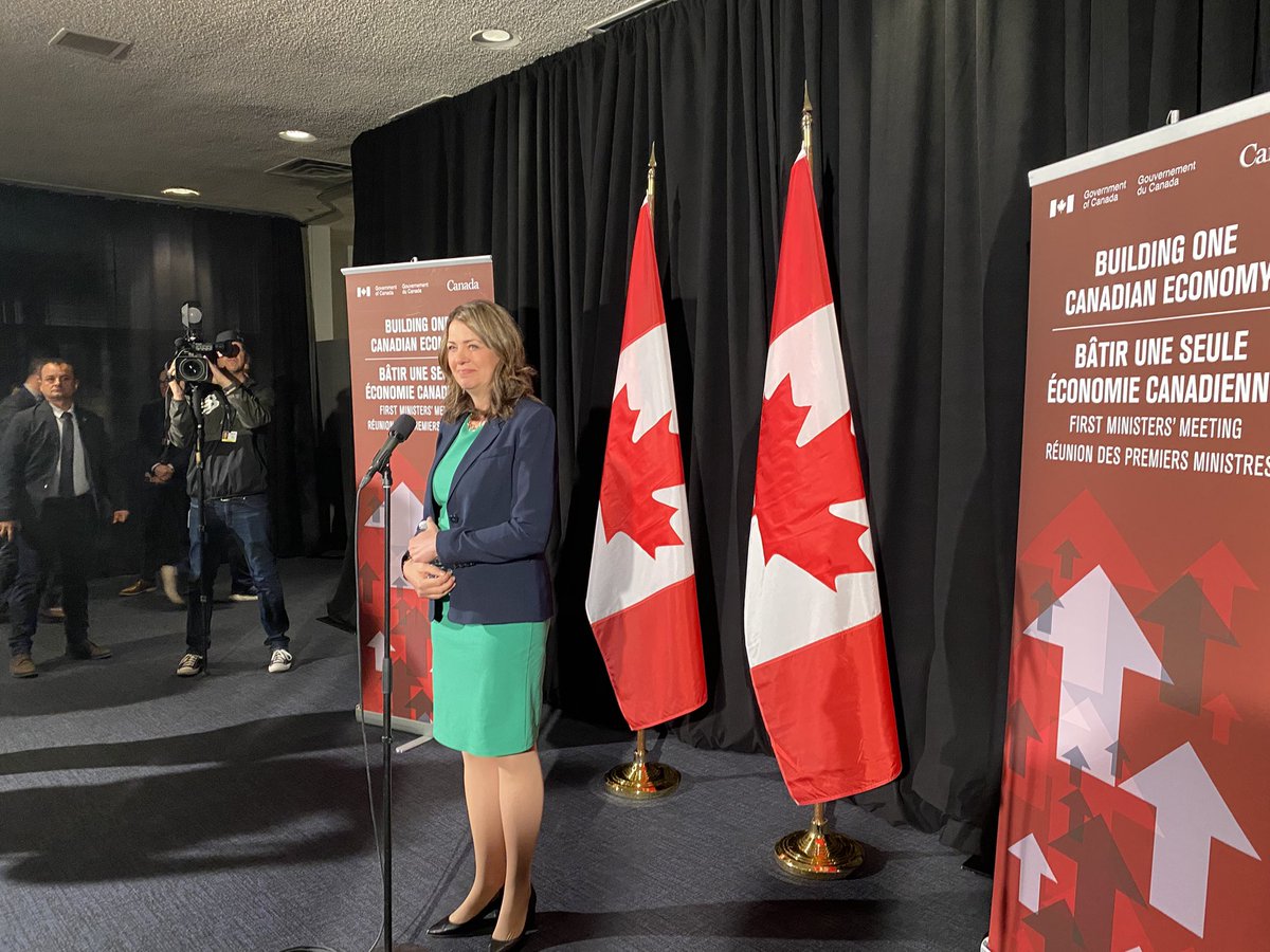 Premier Smith says unless federal government addresses the “nine terrible policies” that have damaged investor confidence, Canada won’t get proponents coming forward for major investment on a pipeline. Says she’s asking for commitment on pipeline but also policy changes #cdnpoli