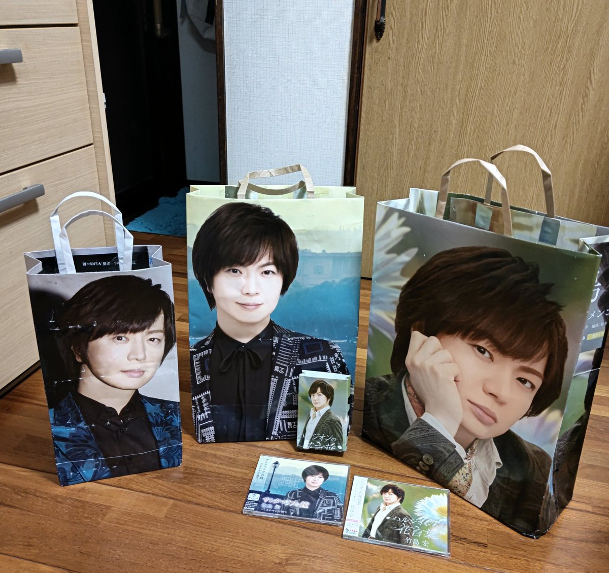 <a href="/takeshima_staff/">竹島宏 Hiroshi Takeshima【公式】</a> 粟
花言葉「生命力」
あっという間に6月
そろそろ梅雨に入りますね
京都コンサート💫は
いつもの曲の違ったバージョンがとても素敵で、新たな歌の世界を知れました
ずっと心に余韻が残ったままです
新曲発売で忙しくなりますね
体調気をつけて🙏
#竹島宏 #花便り
もらった宏君のポスター
手提げ袋に🥳