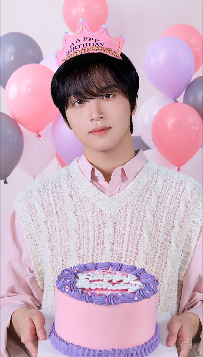hyeokfs's tweet photo. birthday bear 🎂💗 https://t.co/ZQT6RW5bqk