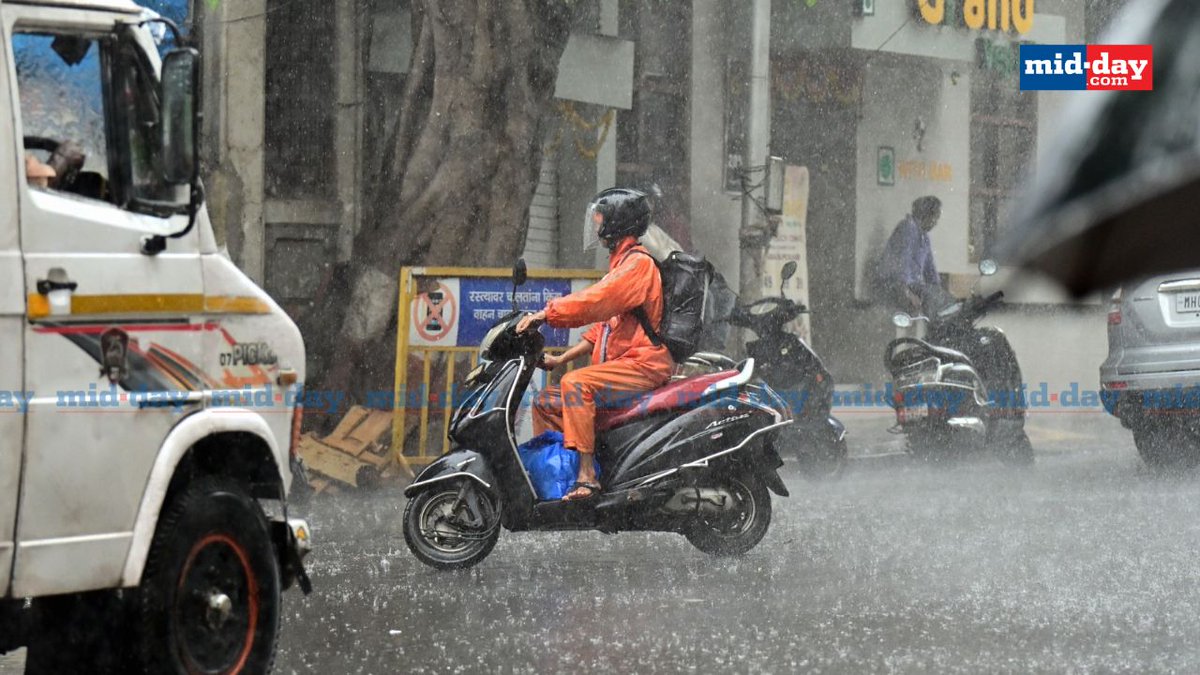 mid_day's tweet image. People caught in sudden showers at Kemps Corner, Mumbai

Picture credits: Shadab Khan 

#MumbaiRains #KempsCorner #MumbaiMonsoons