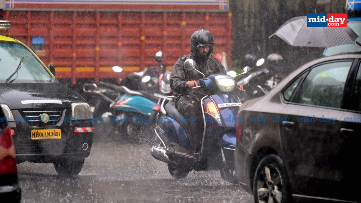 mid_day's tweet image. People caught in sudden showers at Kemps Corner, Mumbai

Picture credits: Shadab Khan 

#MumbaiRains #KempsCorner #MumbaiMonsoons