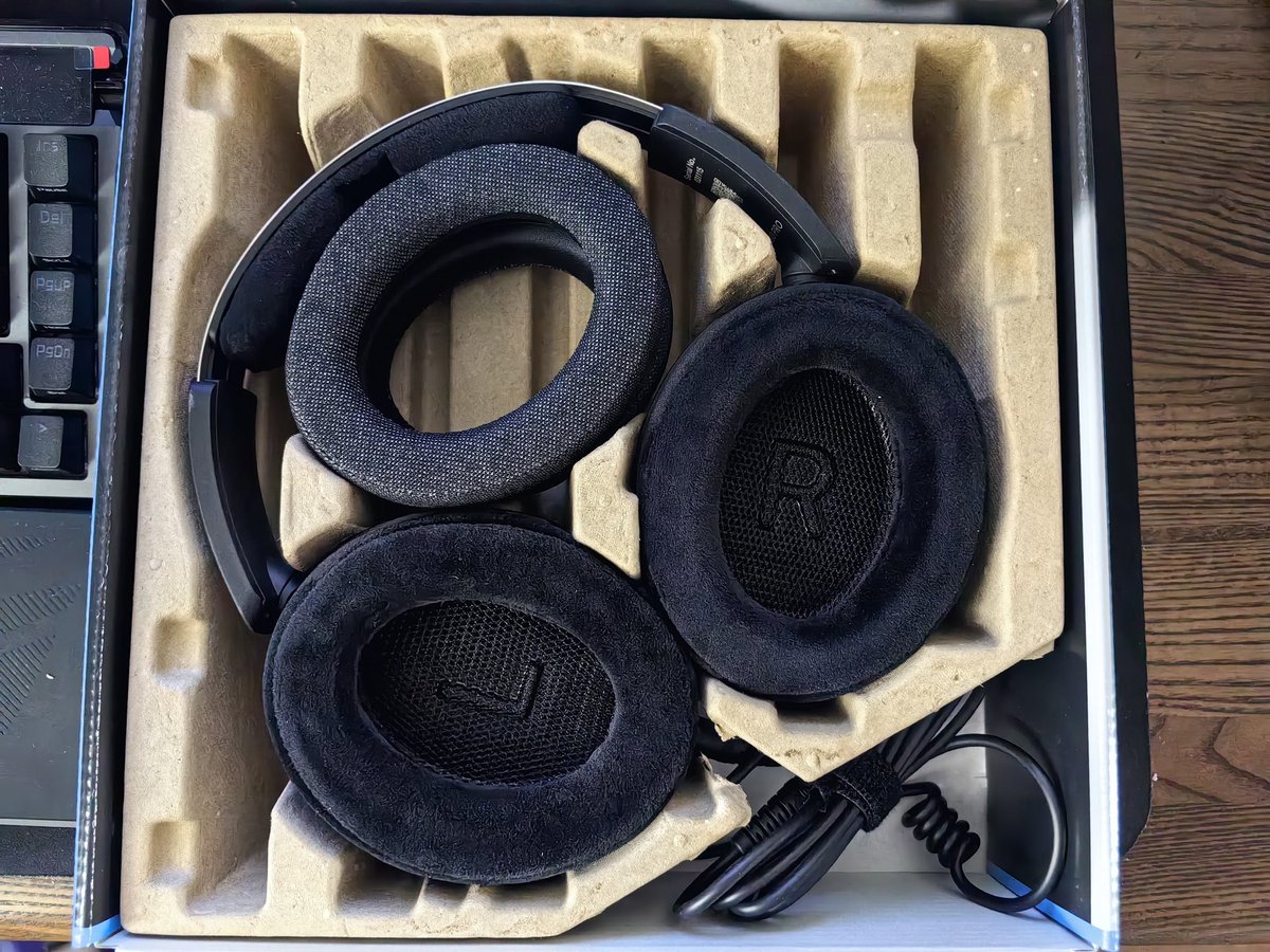 DarkStar_Bch's tweet photo. Thinking back to years ago when I still mapped in osu, the headphone I used was not good. Now I can afford better headphones, but I can't enjoy the game any more and even too tired to play any game after work https://t.co/MXD6yzQFK8