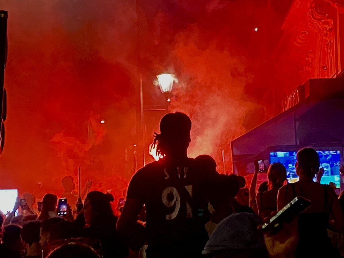 neissain's tweet photo. Salut les gars, j’suis pas supporter sur PSG du coup j’ai passé ma soirée à prendre des photos (à l’Iphone) et j’en ai plein de ce mec. J’voulais lui envoyer les meilleurs mais il a cavale a la fin du match mdrr (c’était dans le 11eme pres de Bastille) https://t.co/G4mMH0WK0Z