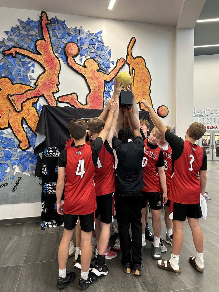 414coachk's tweet photo. 16u Wisconsin State Champions!
@PHCircuit @PrepHoops @WisBBYearbook @JordanLoppnow @WisPrepZone @KevinMoses38 @unkownuser2018 @UtcFire https://t.co/5mQLMUhaHI
