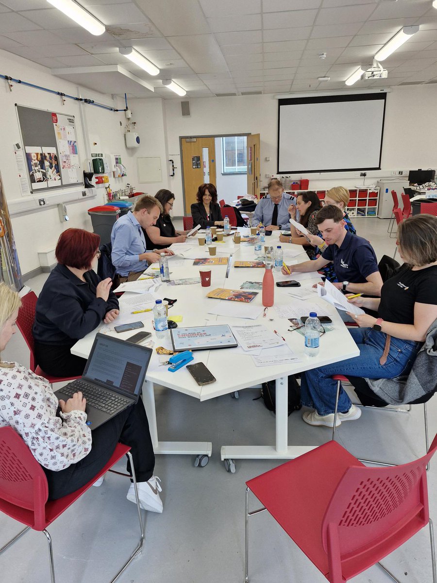 Braf cael cynorthwyo i feirniadu'r gystadleuaeth "Petaech chi'n beiriannydd" ar ddiwrnod beirniadu Peiriannydd Cynradd, Cymru. Cymaint o geisiadau anhygoel ac ysbrydoledig i weld fod y dyfodol yn ddisglair yn nwylo'r bobl ifanc hyn. Llongyfarchiadau i bawb a gystadlodd.