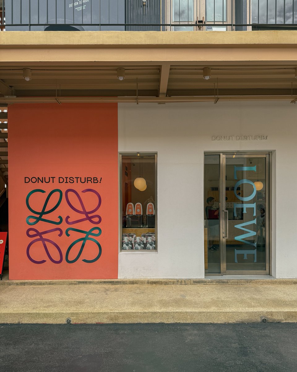 LOEWE cafe in Donut Disturb 🍩☕️  : ล่าสุด Loewe มาเทคโอเวอร์คาเฟ่สุดคิวท์ย่านอารีย์อย่าง Donut Disturb  เปลี่ยนทุกอย่างเป็นโลโก้ Loewe แบบเก๋ๆ พร้อมกับเมนูพิเศษ โดนัท 3 รสชาติ matcha | tiramisu | strawberry (ส่วนตัวชอบ tiramisu มากก หวานกำลังดีกินคู่กับ slushy matcha &amp; coconut
