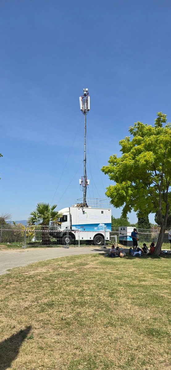 Estación base móvil <a href="/Telefonica/">Telefónica</a> instalada en el circuito de F1 de Montmeló este fin de semana.
Se fen las antenas de 4 y 5 G y las parabólicas para el radioenlace.