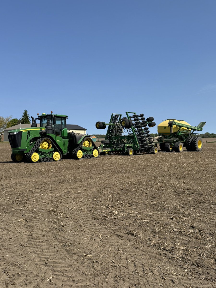 JonWilken's tweet image. Finally finished with soybeans. Big thanks to @PremierEquip1 for the air seeder demo! The new cart is pretty sweet and I guess the 9rx isn’t bad either. Haha. Not quite ready for the green underwear yet! Now off to the planter for white beans. #ontag
