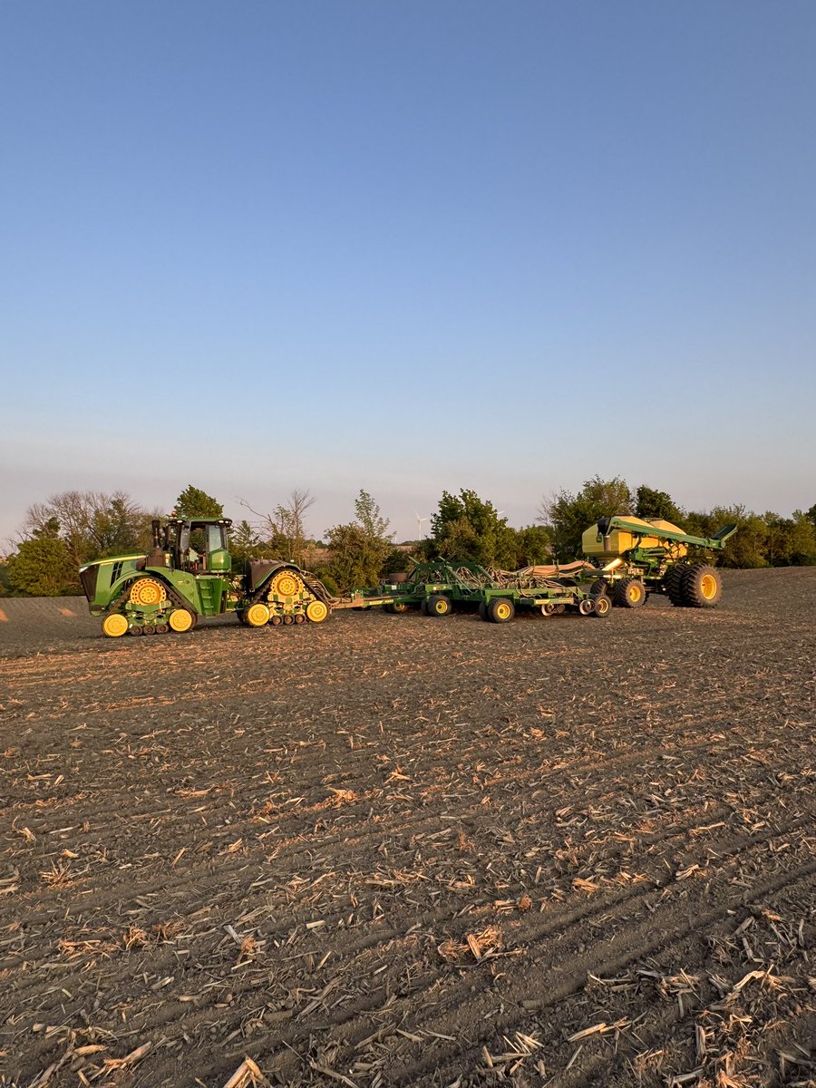 JonWilken's tweet image. Finally finished with soybeans. Big thanks to @PremierEquip1 for the air seeder demo! The new cart is pretty sweet and I guess the 9rx isn’t bad either. Haha. Not quite ready for the green underwear yet! Now off to the planter for white beans. #ontag
