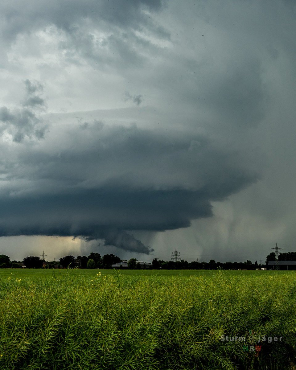 AaronStormchase's tweet image. That was an amazing chase day on Saturday! Check out the time lapse of the meso dumping downpours right next to it!