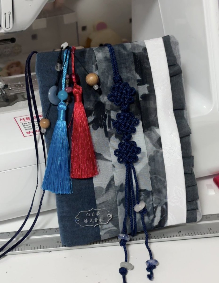 한복 원단만 사용했더요 
누가 요청해주셨었거든요••
마음에 드시나요
오랜만에 왔는데 만든게 없어서
전에 만들었뒀던 재관국 모티브 북커버•••