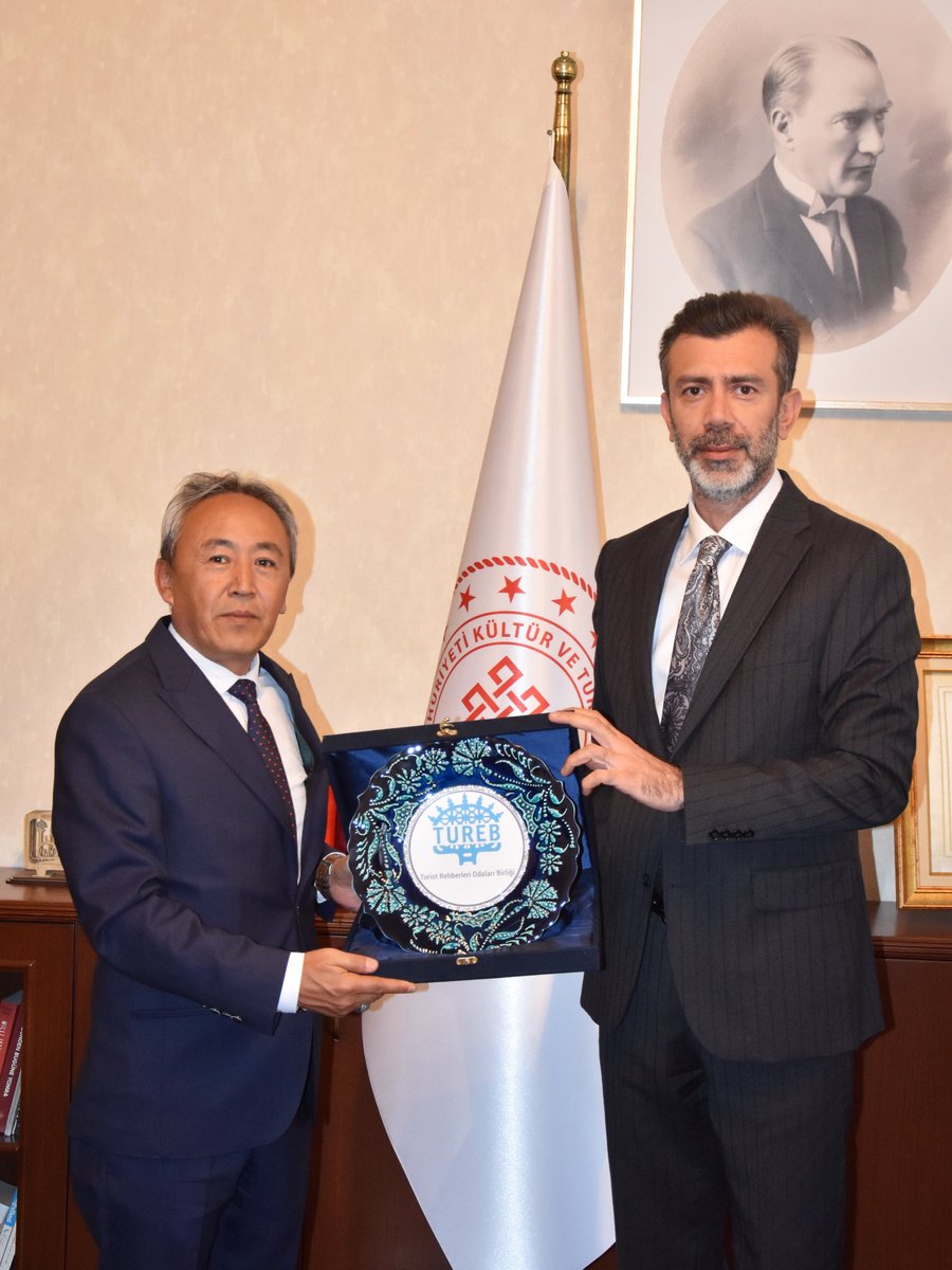 Turist Rehberleri Birliği (TUREB) Yönetim Kurulu Başkanı Sayın Abdülkadir TANRIDAĞLI, İl Müdürümüz Sayın Erhan KARAKAYA’yı makamında ziyaret etti. Nazik ziyaretleri ve anlamlı hediyeleri için teşekkür ederiz.

#ziyaret #tureb #ankkulturturizm