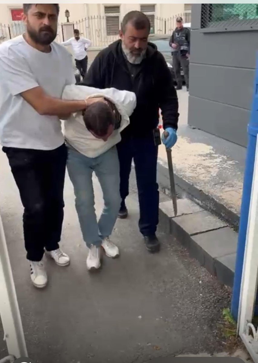 02.06.2025 günü  "Yol Verme Kavgasında Döner Bıçağı Çıkarttı" başlıklı haberlere istinaden polisimiz tarafından yapılan çalışmalar neticesi olayı gerçekleştiren şahsın G. A.  ( 9 adet suç kaydı mevcut) isimli şahıs olduğu tespit edilerek suç aleti ile birlikte yakalanmıştır.