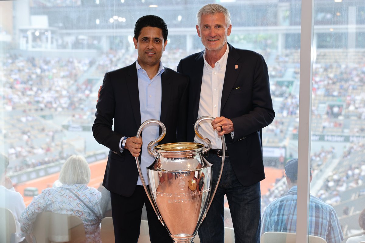 🏆 Merci à Nasser Al-Khelaïfi et à Ousmane Dembélé pour leur visite sur le court Philippe-Chatrier avec le trophée de la Ligue des Champions. Même à Roland, ici c’est Paris ! 🔴🔵
<a href="/dembouz/">Ousmane Dembélé</a> <a href="/ChampionsLeague/">UEFA Champions League</a>