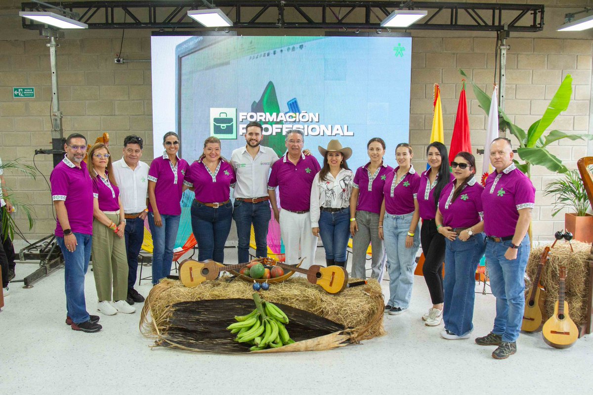 JorgeELondonoU's tweet image. Gracias a todas y todos los campesinos que nos dieron el honor de celebrar su día junto a la familia #SENA y recibir su certificación. 💚
Un paso más en dignidad, reconocimiento y futuro para el campo. 
#CampeSENA #campesinos #campo