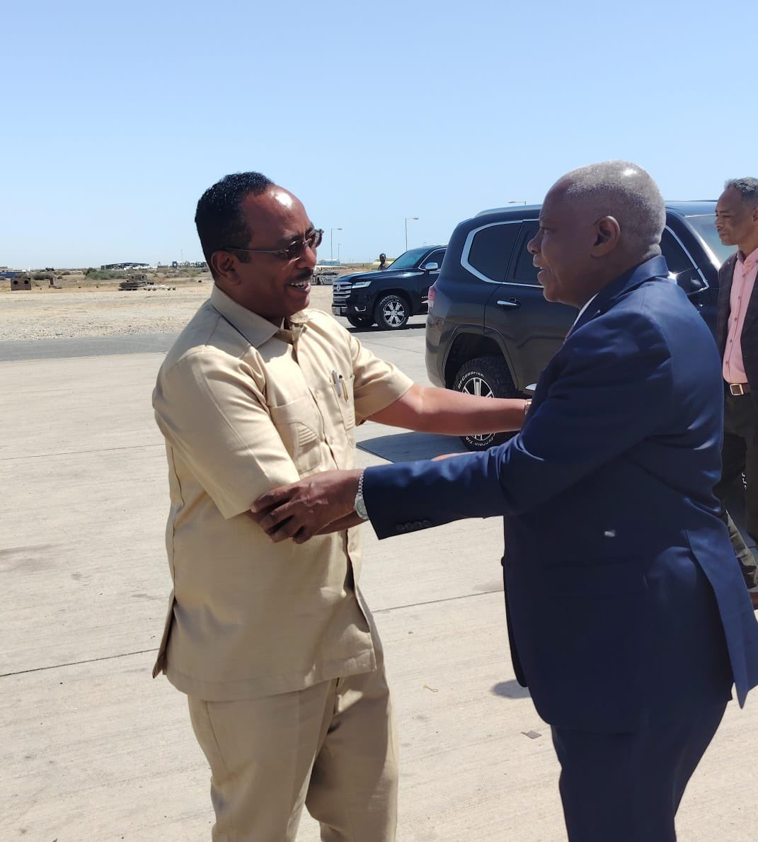 EthioGuardians's tweet photo. A high-level delegation led by NISS Director General @reda_getachew and and comprised of PM @AbiyAhmedAli’s East Africa Affairs Advisor @reda_getachew and other officials visited Port Sudan, the seat of Transitional Sovereignty Council. https://t.co/PnT6sSb46h