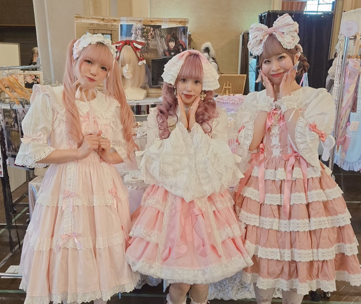 cosmicbox_x's tweet photo. お隣ブースだった@moon_lo_lita デザイナーさま♡

お手伝いしてくれてたTKGちゃん(@osyareTKG )と「めっちゃ可愛いよね」ってドキドキしてたら月野さん(@yueyeluna0510 )からお声かけくださって一緒に撮りました💓💓💓
頭からつま先までピンク全開の私たちでありました꒰ঌ(っ˘꒳˘ｃ)໒꒱ https://t.co/DUhd4Dzzfy