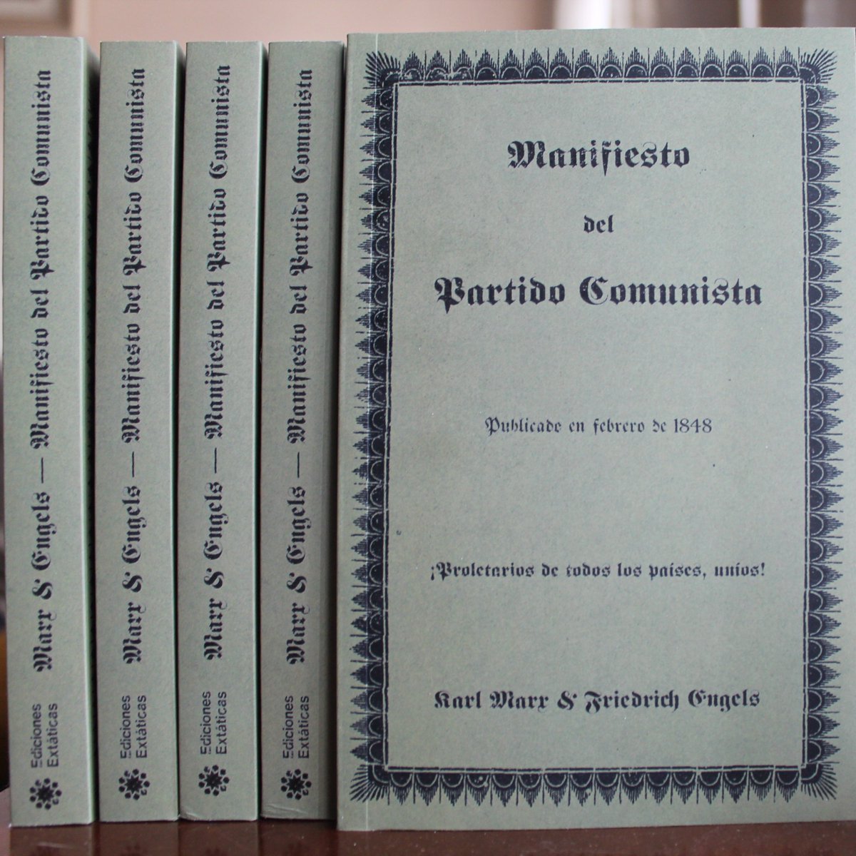 Ya hemos recibido de imprenta el Manifiesto del Partido Comunista. Puede adquirirse en nuestra web por 8€. Y, como siempre, el pdf estará accesible para su lectura en nuestra web.
