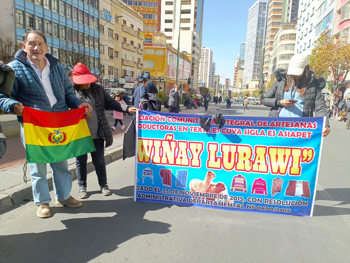 ArminCopa's tweet image. #deÚltimo
Microempresarios de #ElAlto queman sus prendas que no pueden vender en señal de protesta por la falta de apoyo a la producción nacional y el incremento de precios de la materia prima. Mitin en puertas del Ministerio de Desarrollo Productivo.