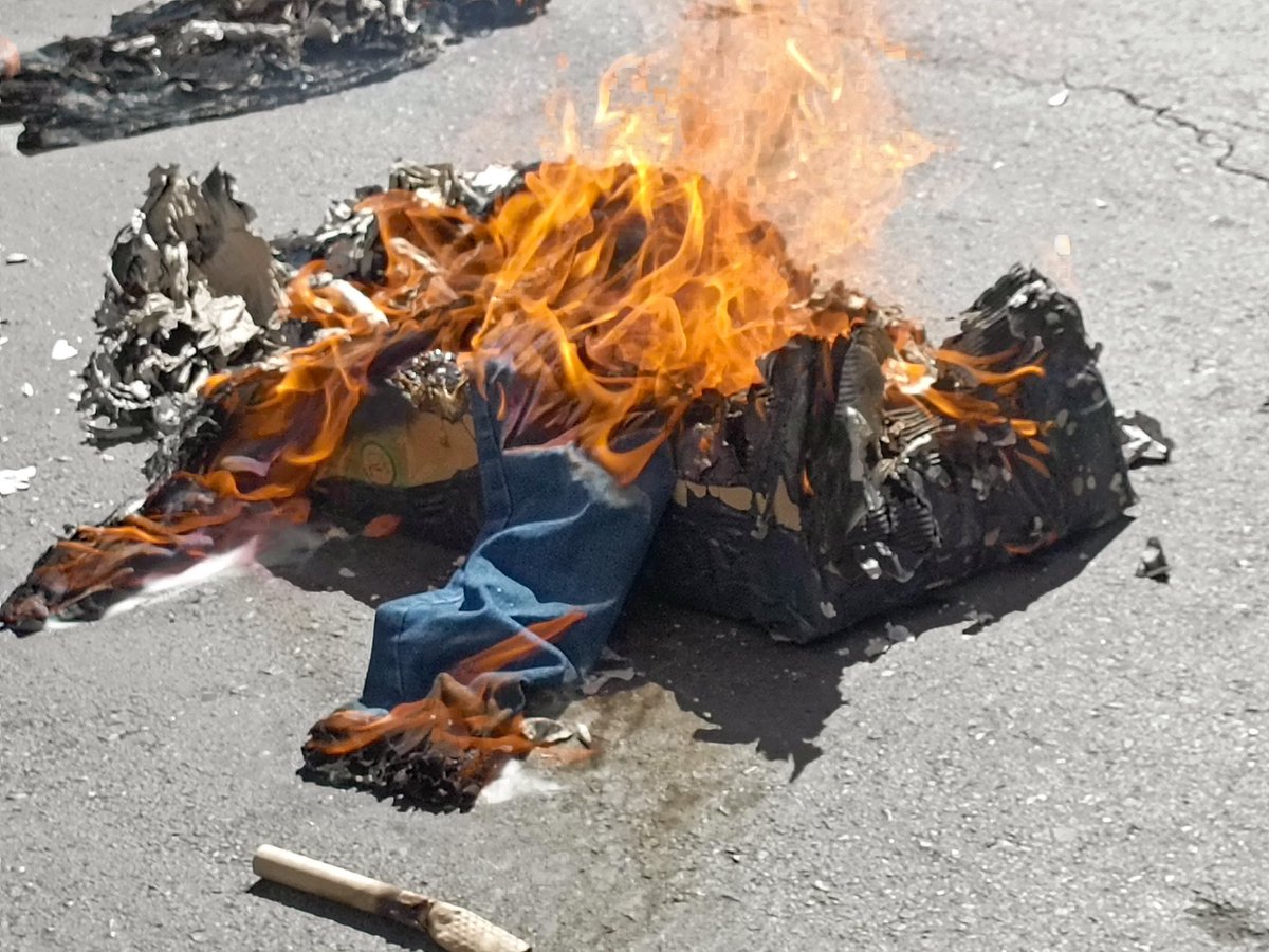 ArminCopa's tweet image. #deÚltimo
Microempresarios de #ElAlto queman sus prendas que no pueden vender en señal de protesta por la falta de apoyo a la producción nacional y el incremento de precios de la materia prima. Mitin en puertas del Ministerio de Desarrollo Productivo.