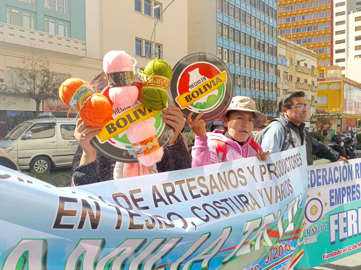 ArminCopa's tweet image. #deÚltimo
Microempresarios de #ElAlto queman sus prendas que no pueden vender en señal de protesta por la falta de apoyo a la producción nacional y el incremento de precios de la materia prima. Mitin en puertas del Ministerio de Desarrollo Productivo.