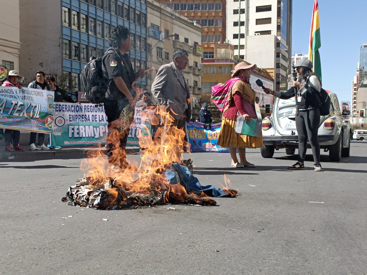 ArminCopa's tweet image. #deÚltimo
Microempresarios de #ElAlto queman sus prendas que no pueden vender en señal de protesta por la falta de apoyo a la producción nacional y el incremento de precios de la materia prima. Mitin en puertas del Ministerio de Desarrollo Productivo.