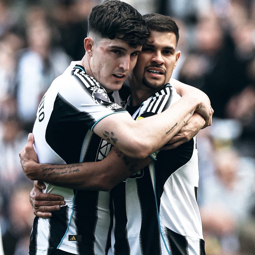 Bruno holding onto Tino to keep him away from Pep… 😅