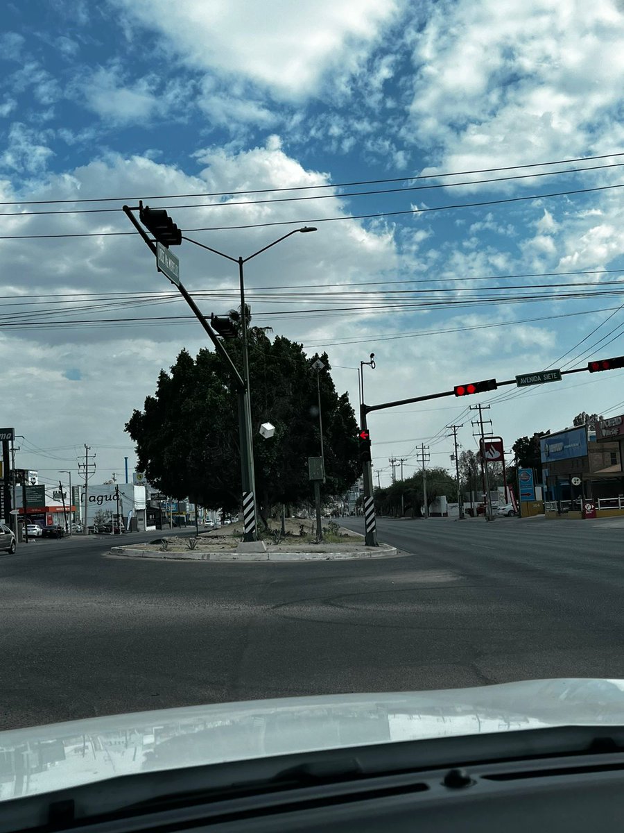 Termoclimas's tweet photo. @Orlando48670652 reportando Caja de Semáforos/cámaras CCTV Voladora, en Blvd. Morelos y Ave 7 https://t.co/UTIYcE2Sny