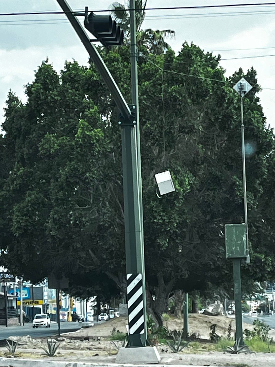 Termoclimas's tweet photo. @Orlando48670652 reportando Caja de Semáforos/cámaras CCTV Voladora, en Blvd. Morelos y Ave 7 https://t.co/UTIYcE2Sny