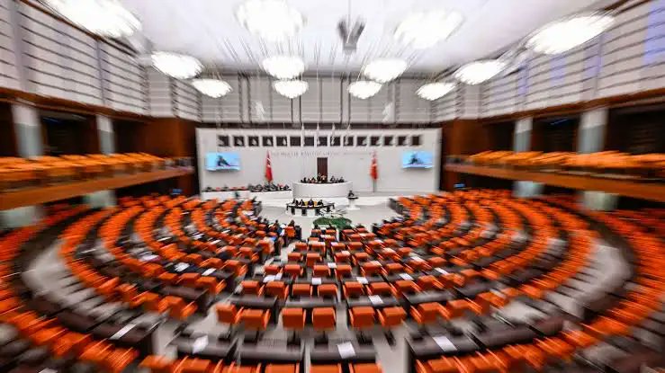 TBMM'den Müjde Bekleyenler 

Kamu işçileri : KÇP ve TİS sürecindeki belirsizlik ile maaş ve sosyal hakların yetersizliği.

Ehliyet Affı: Trafik cezaları ve ehliyet iptalleri için af düzenlemesi.  

Öğrenci Affı: Üniversite ve liselerden ayrılanlara geri dönüş imkanı.  

Kademeli