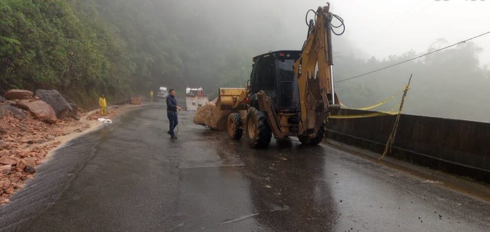 Producto de las fuertes lluvias, hay deslizamientos provocando 🔴cierre total km 50, vía Orrapihuasi-Florencia, sector depresión El Vergel-Florencia, #Caquetá. <a href="/InviasOficial/">Invías</a> traslada maquinaria amarilla y se adelantan también labores de despeje con personal de mantenimiento.