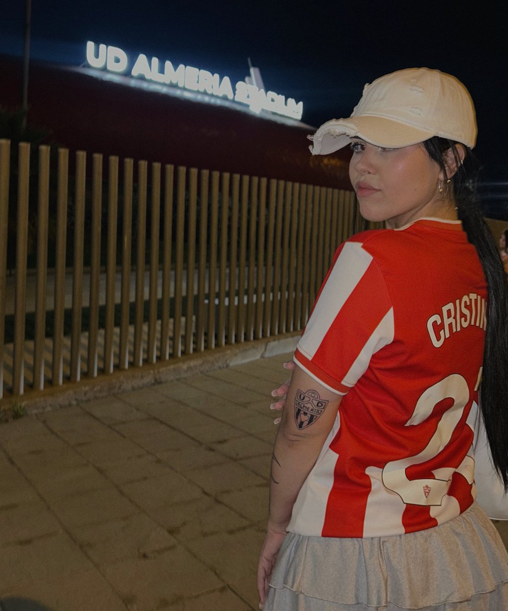 que bien me lo pasé ayer; clasificados para el play off, previa guapísima socio, estrenando tatuaje que tras el partido, rubi lo vió y tocó con sus propias manos, lo ha bendecido.
hazlo don rubi, nos vas a llevar a primera división de vuelta♥️