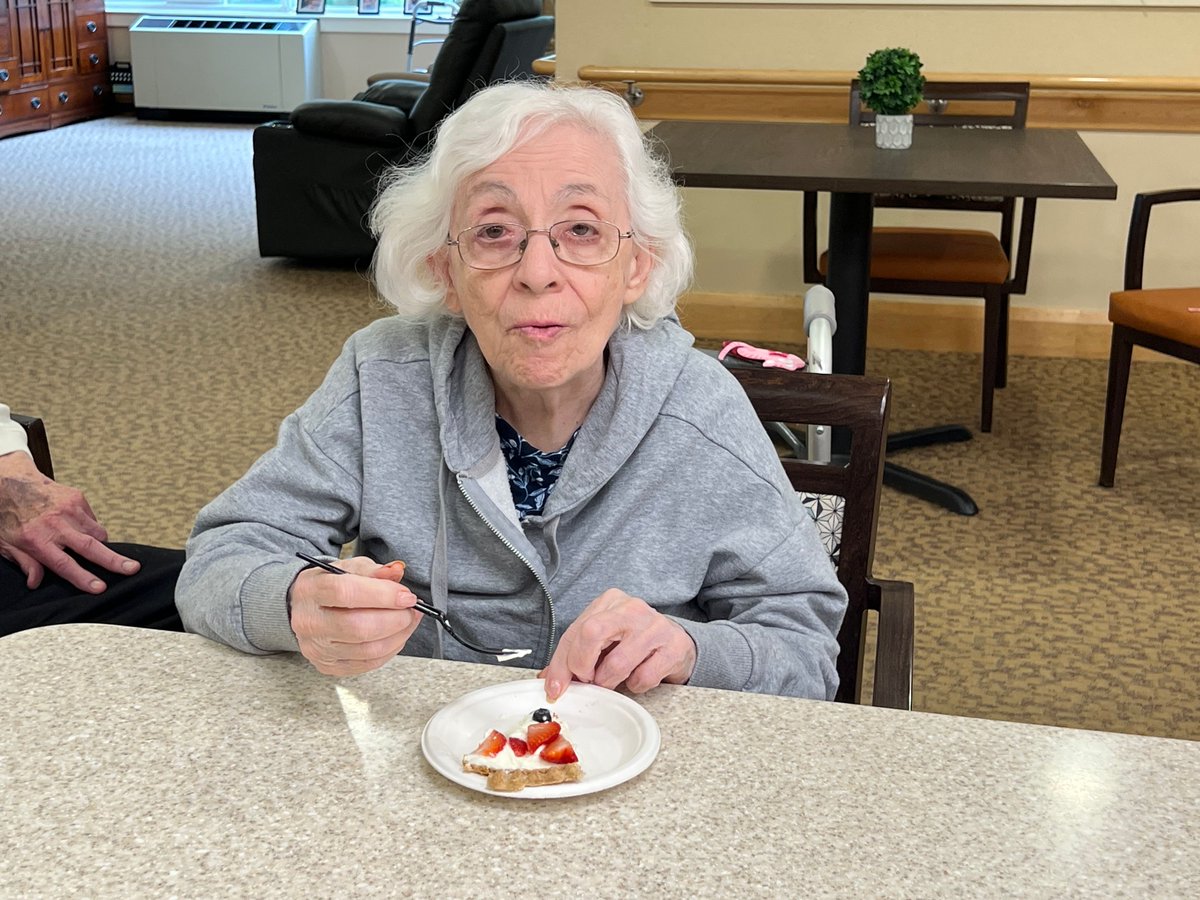 GurwinJewish's tweet photo. Residents at #Gurwin Jewish – Fay J. Lindner Residences whipped up some no-bake cheesecake during our #EnrichedPathways cooking session! With strawberries &amp; blueberries on top, the smiles were as sweet as the treats. 

#MemoryCare #AssistedLiving #ElderCare #SeniorLiving #Commack https://t.co/bcUErT4bsj